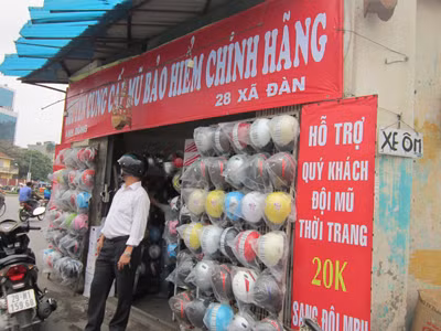 Cửa hàng đổi MBH hỗ trợ 20 nghìn đồng trên đường Xã Đàn. Ảnh Nguyễn Thảo