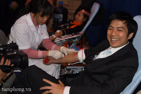 Tổng biên tập báo Tiền Phong Đoàn Công Huynh tham gia hiến máu.