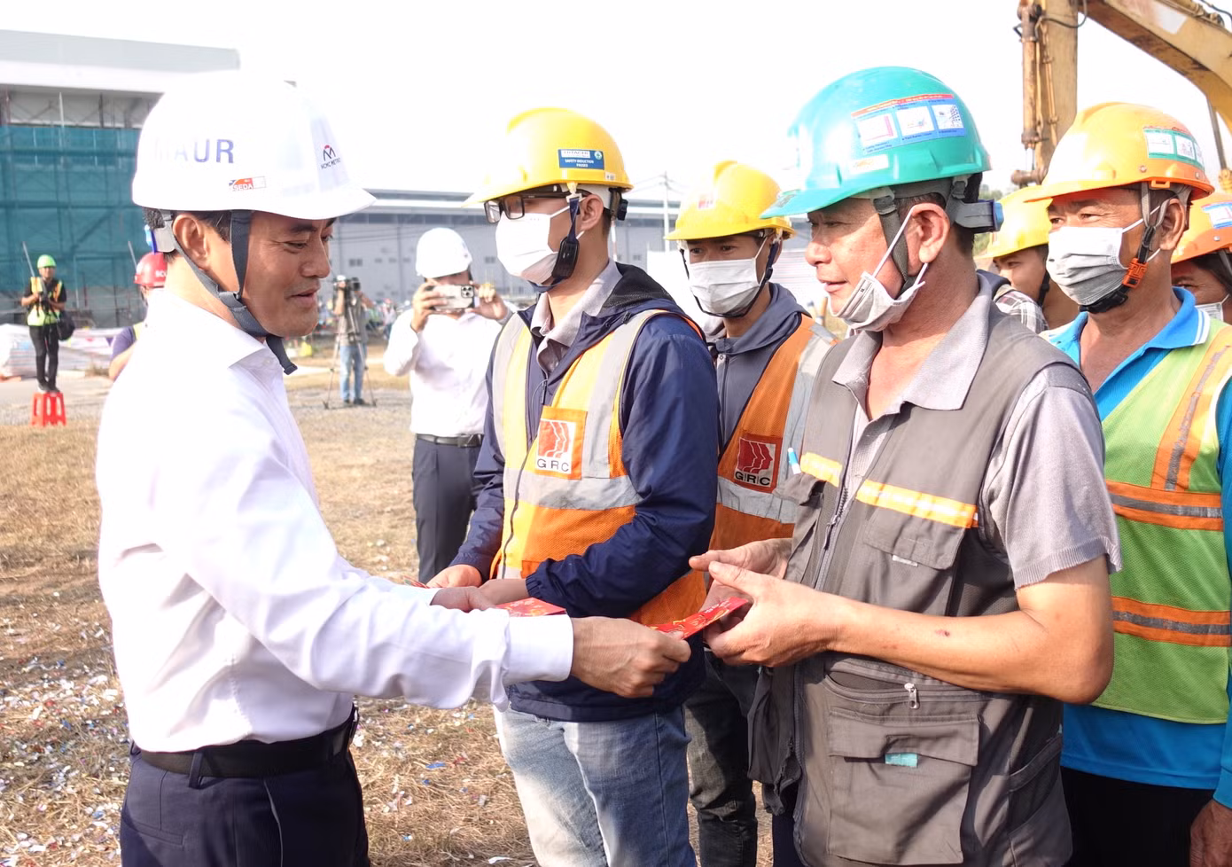 Ông Bùi Xuân Cường - Phó Chủ tịch UBND TPHCM thăm và chúc Tết cán bộ, công nhân viên tại dự án.
