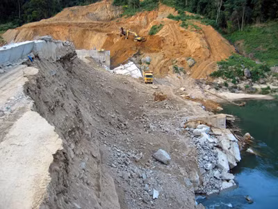 Một phần mái taluy đập đầu mối thuỷ điện Đak Mek 3 sạt lở