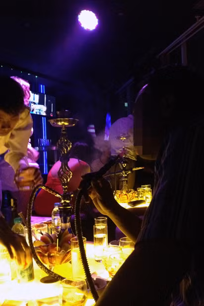 Shisha - một loại thuốc kích thích nhẹ - được dùng công khai trong bar ML đêm 4-10