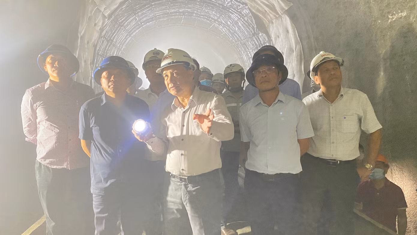 Thứ trưởng Nguyễn Danh Huy (thứ 2 bên trái) kiểm tra việc khắc phục tại hầm Chí Thạnh.