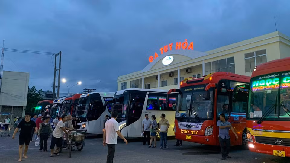 Ngành đường sắt huy động xe ô tô chở khách từ ga Tuy Hòa đi ga La Hai. Ảnh: M.N.