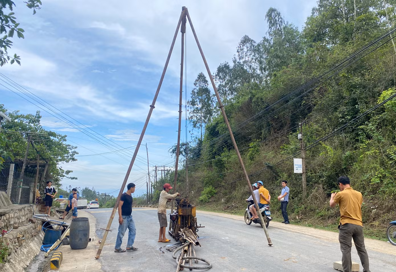 Công nhân chuẩn bị máy móc để khoan bơm bê tông gia cố hầm đường sắt Chí Thạnh.