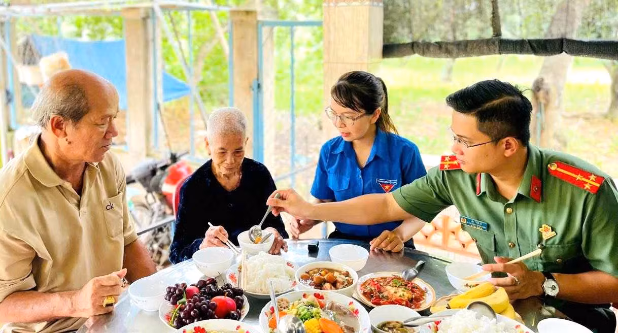“Bữa cơm gia đình - Ấm tình lòng Mẹ” do các bạn đoàn viên thực hiện