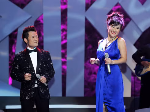 Nữ nghệ sĩ chia sẻ, cũng như những khán giả hâm mộ giọng hát Bằng Kiều, chị và bạn bè của anh đã mong chờ đêm nhạc trên sân khấu quê nhà như thế này từ lâu lắm rồi. Bằng Kiều kể vui, anh và Hồng Nhung còn có họ hàng với nhau. Và đúng ra Hồng Nhung phải gọi Bằng Kiều là chú vì ông nội Hồng Nhung và bố Bằng Kiều là anh em