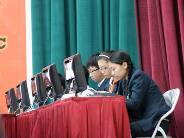 Không chỉ có các bạn nam, cuộc thi còn có cả các bạn nữ