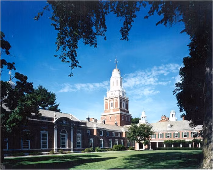 Đại học Yale gồm một khối 12 trường trực thuộc, tạo nên môi trường hỗ trợ tối ưu cho sinh viên sinh sống, học tập và hòa nhập với cộng đồng. Với chính sách hỗ trợ tài chính dưới dạng học bổng không hoàn lại cho 40%sinh viên