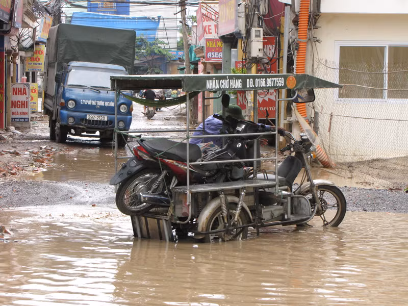 Xe ba bánh thụt xuống hố. Ảnh: Trường Phong.
