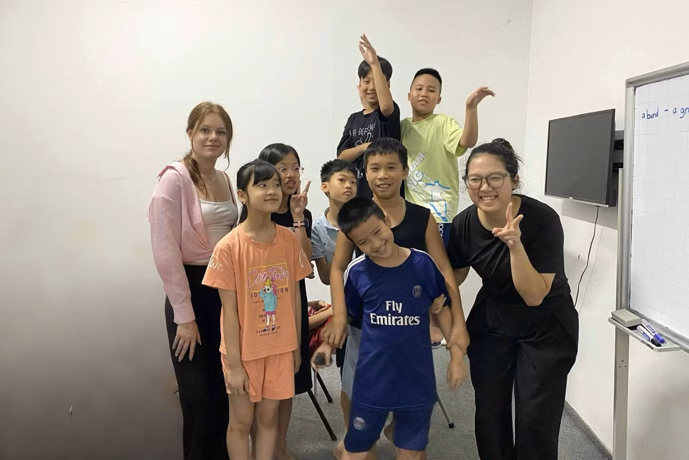 Trang làm trợ giảng cho một trung tâm tiếng Anh. Ảnh: NVCC
