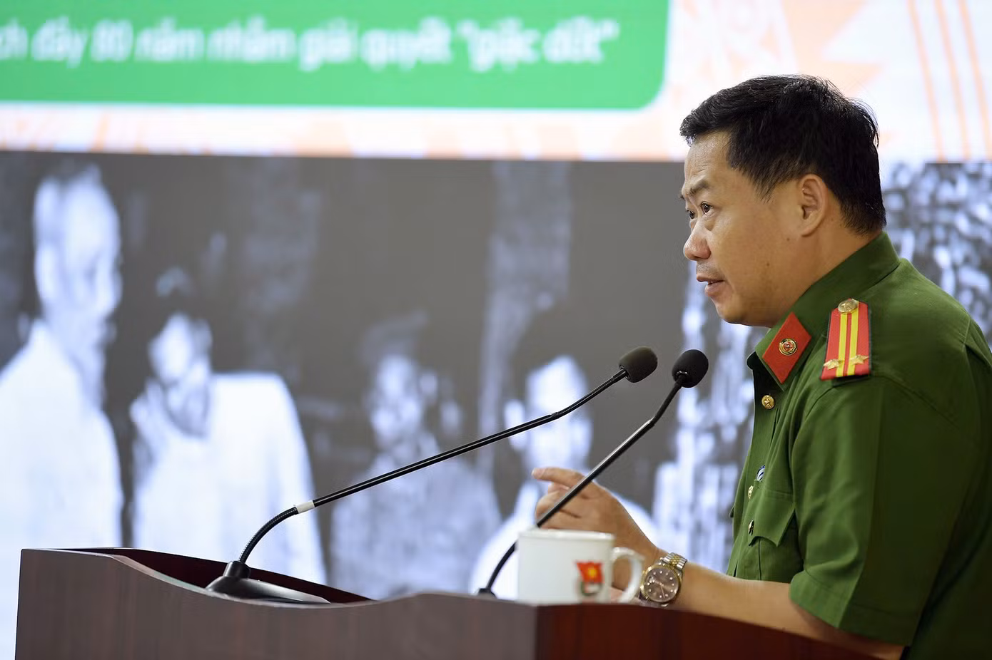 Trung tá Nguyễn Thế Tài, Cục Cảnh sát QLHC về TTXH (C06 - Bộ Công an) báo cáo chuyên đề Hướng dẫn sử dụng VNeID và hỗ trợ người dân tiếp cận dịch vụ công trực tuyến, triển khai qua nền tảng “Bình dân học vụ số”. Trung tá Nguyễn Thế Tài, Cục Cảnh sát QLHC về TTXH (C06 - Bộ Công an) báo cáo chuyên đề Hướng dẫn sử dụng VNeID và hỗ trợ người dân tiếp cận dịch vụ công trực tuyến, triển khai qua nền tảng “Bình dân học vụ số”.
