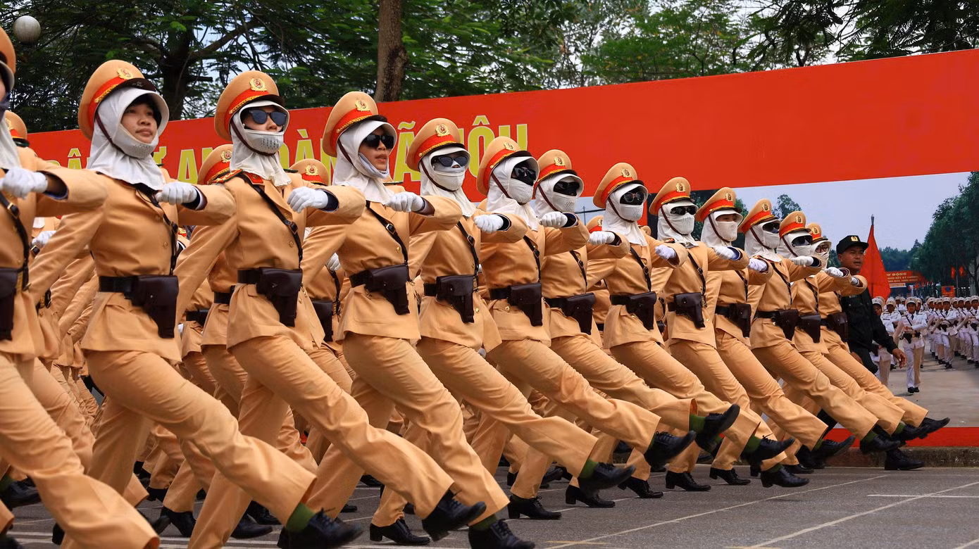 Nguyễn Thị Yến Trang cùng đồng đội tập luyện dưới điều kiện thời tiết khắc nghiệt.