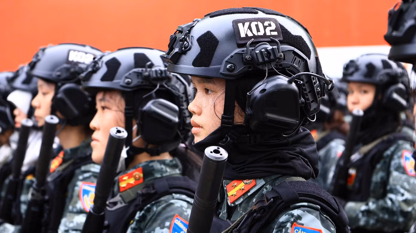 Những nữ chiến sĩ khổ luyện.