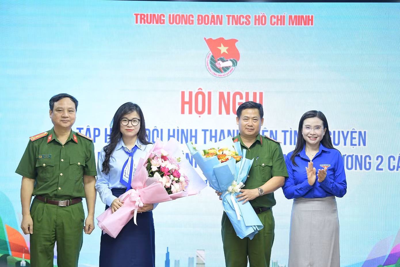 Chị Nguyễn Phạm Duy Trang - Bí thư Trung ương Đoàn, Chủ tịch Hội đồng Đội T.Ư và Thượng tá Vũ Trọng Dự - Phó Trưởng phòng tham mưu, Cục Cảnh sát quản lý hành chính về trật tự xã hội, Bộ Công an tặng hoa cho các báo cáo viên.