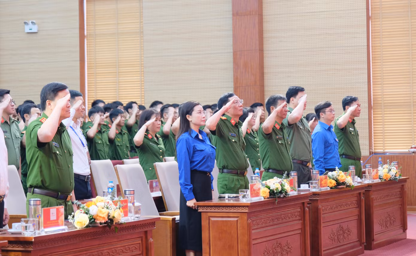 Các đại biểu tham dự thực hiện nghi thức chào cờ. Ảnh: Châu Linh