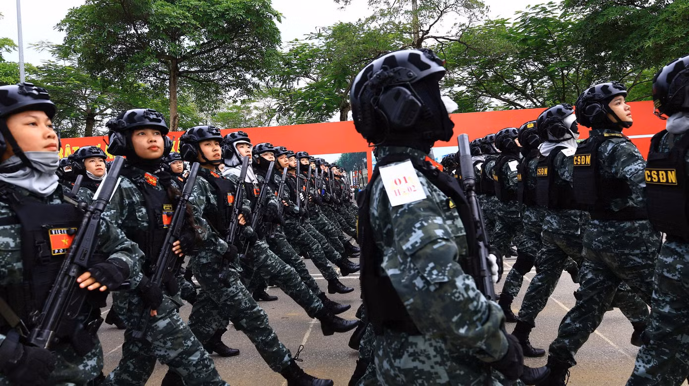 Những nữ chiến sĩ khổ luyện.