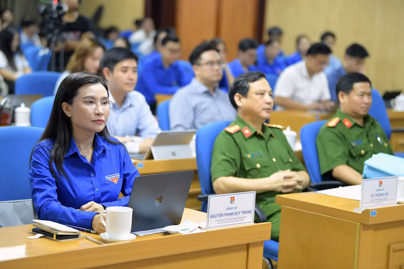 Trung tá Nguyễn Thế Tài, Cục Cảnh sát QLHC về TTXH (C06 - Bộ Công an) báo cáo chuyên đề Hướng dẫn sử dụng VNeID và hỗ trợ người dân tiếp cận dịch vụ công trực tuyến, triển khai qua nền tảng “Bình dân học vụ số”. Trung tá Nguyễn Thế Tài, Cục Cảnh sát QLHC về TTXH (C06 - Bộ Công an) báo cáo chuyên đề Hướng dẫn sử dụng VNeID và hỗ trợ người dân tiếp cận dịch vụ công trực tuyến, triển khai qua nền tảng “Bình dân học vụ số”.