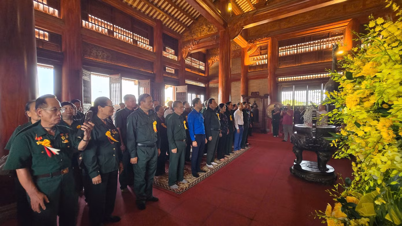 Các đại biểu dâng hương, tưởng niệm, tri ân các anh hùng, liệt sĩ tại Khu di tích lịch sử Quốc gia 27-7 (xã Đại Phúc, tỉnh Thái Nguyên). Các đại biểu dâng hương, tưởng niệm, tri ân các anh hùng, liệt sĩ tại Khu di tích lịch sử Quốc gia 27-7 (xã Đại Phúc, tỉnh Thái Nguyên).