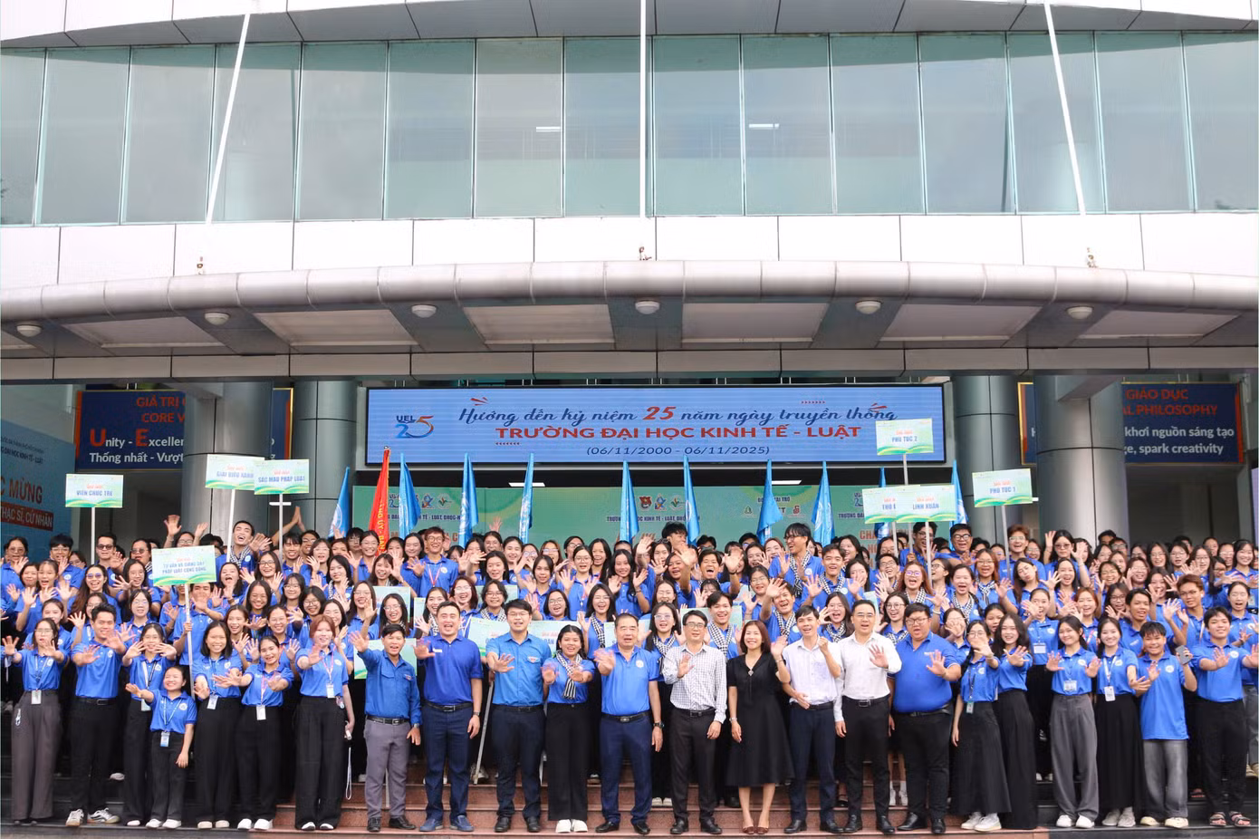 Đội hình sinh viên tình nguyện Mùa hè xanh của Trường Đại học Kinh tế - Luật. Ảnh: Hội SVVN Đội hình sinh viên tình nguyện Mùa hè xanh của Trường Đại học Kinh tế - Luật. Ảnh: Hội SVVN