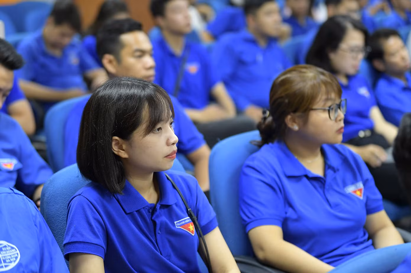Trung tá Nguyễn Thế Tài, Cục Cảnh sát QLHC về TTXH (C06 - Bộ Công an) báo cáo chuyên đề Hướng dẫn sử dụng VNeID và hỗ trợ người dân tiếp cận dịch vụ công trực tuyến, triển khai qua nền tảng “Bình dân học vụ số”. Trung tá Nguyễn Thế Tài, Cục Cảnh sát QLHC về TTXH (C06 - Bộ Công an) báo cáo chuyên đề Hướng dẫn sử dụng VNeID và hỗ trợ người dân tiếp cận dịch vụ công trực tuyến, triển khai qua nền tảng “Bình dân học vụ số”.