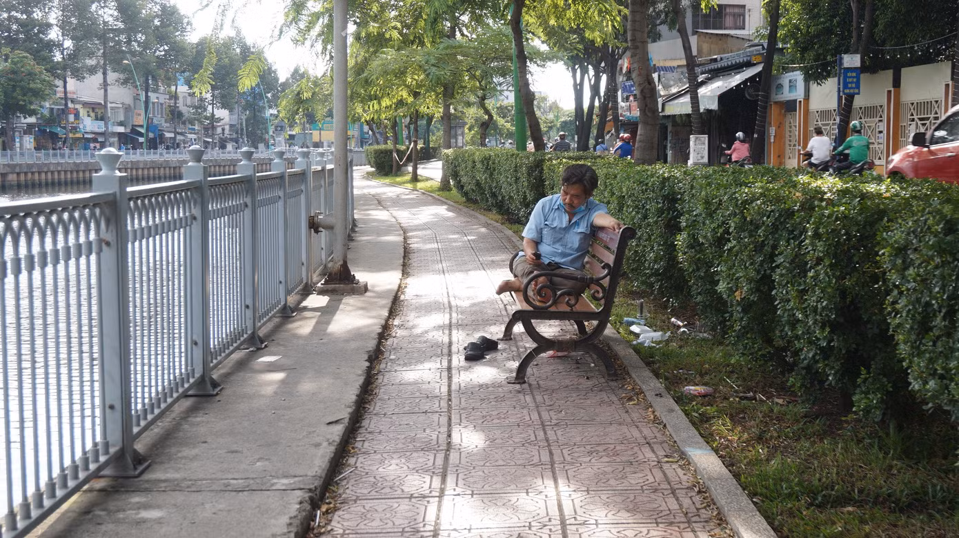 Mặc dù công viên dọc kênh Nhiêu Lộc - Thị Nghè đã dán thông báo tạm ngưng hoạt động, nhiều người dân vẫn ngó lơ quy định này, thậm chí một số người còn có tâm lý chủ quan, lơ là việc đeo khẩu trang đúng quy định để phòng dịch, gây khó cho công tác phòng, chống dịch của Thành phố.