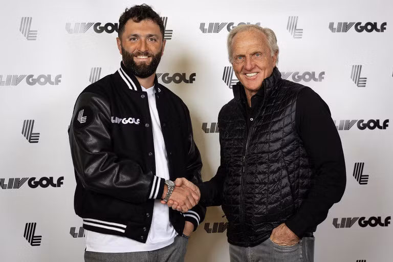 Jon Rahm và cái bắt tay với CEO Greg Norman của LIV Golf Jon Rahm và cái bắt tay với CEO Greg Norman của LIV Golf