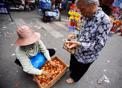 Một cụ già mua còi quay về phân phát cho các cháu