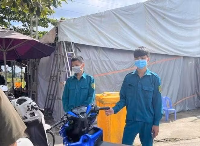 Hai thanh niên mặc đồ dân quân bị xử lý