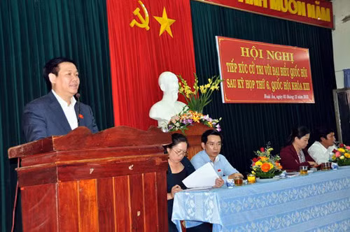 Ông Vương Đình Huệ, Ủy viên Trung ương Đảng, Trưởng Ban Kinh tế Trung ương, đại biểu Quốc hội (ĐBQH) khóa XIII đơn vị tỉnh Bình Định phát biểu tại buổi tiếp xúc cử tri