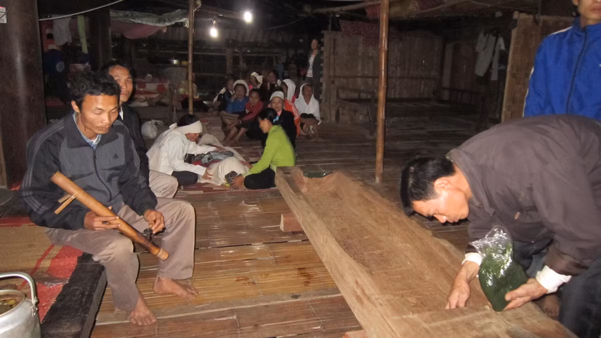 Cỗ quan tài bằng gỗ tiễn đưa người phu gỗ xấu số