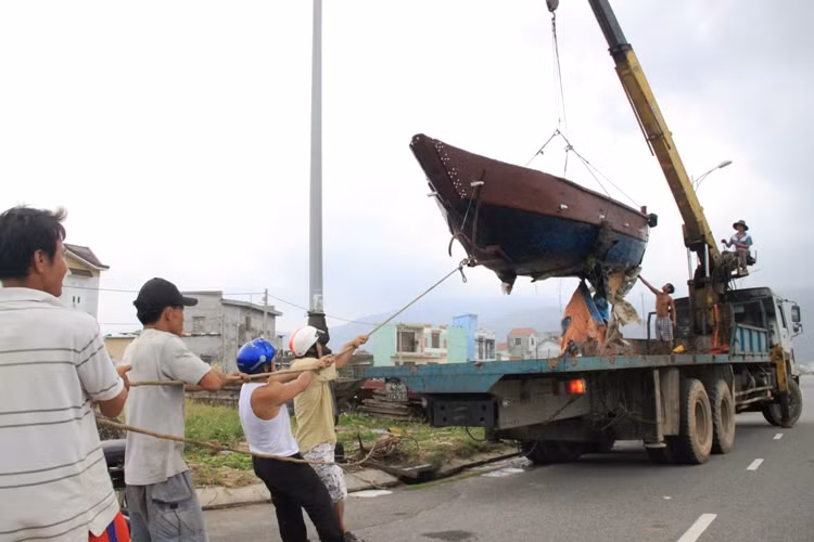 Ngư dân sử dụng phương tiện chuyên dụng di chuyển tàu thuyền