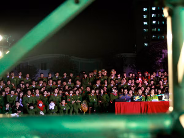 Tối 17-1, đông đảo học viên cảnh sát đã tới theo dõi Hội thi Sinh viên Cảnh sát thanh lịch 2013 với chủ đề “Hành trình Việt Nam” được tổ chức tại sân khấu ngoài trời