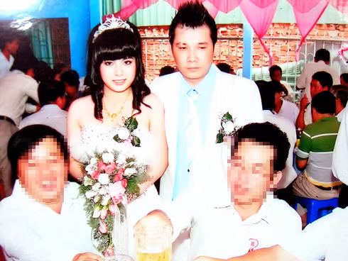 Các chuyên gia luật cho rằng, gia đình đại gia ngành nước đá trả dâu vì khẳng định không còn trinh tiết, đóng phim sex... là có dấu hiệu phạm tội hình sự. Trong ảnh, Thuỳ hạnh phúc trong ngày về làm dâu nhà đại gia