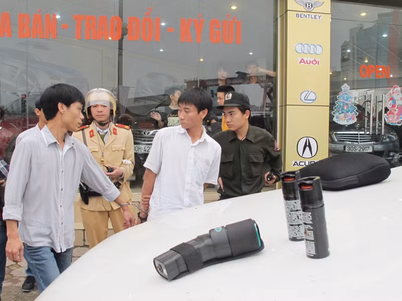 Súng bắn điện và bình xịt hơi cay trên xe 14A – 035.37 