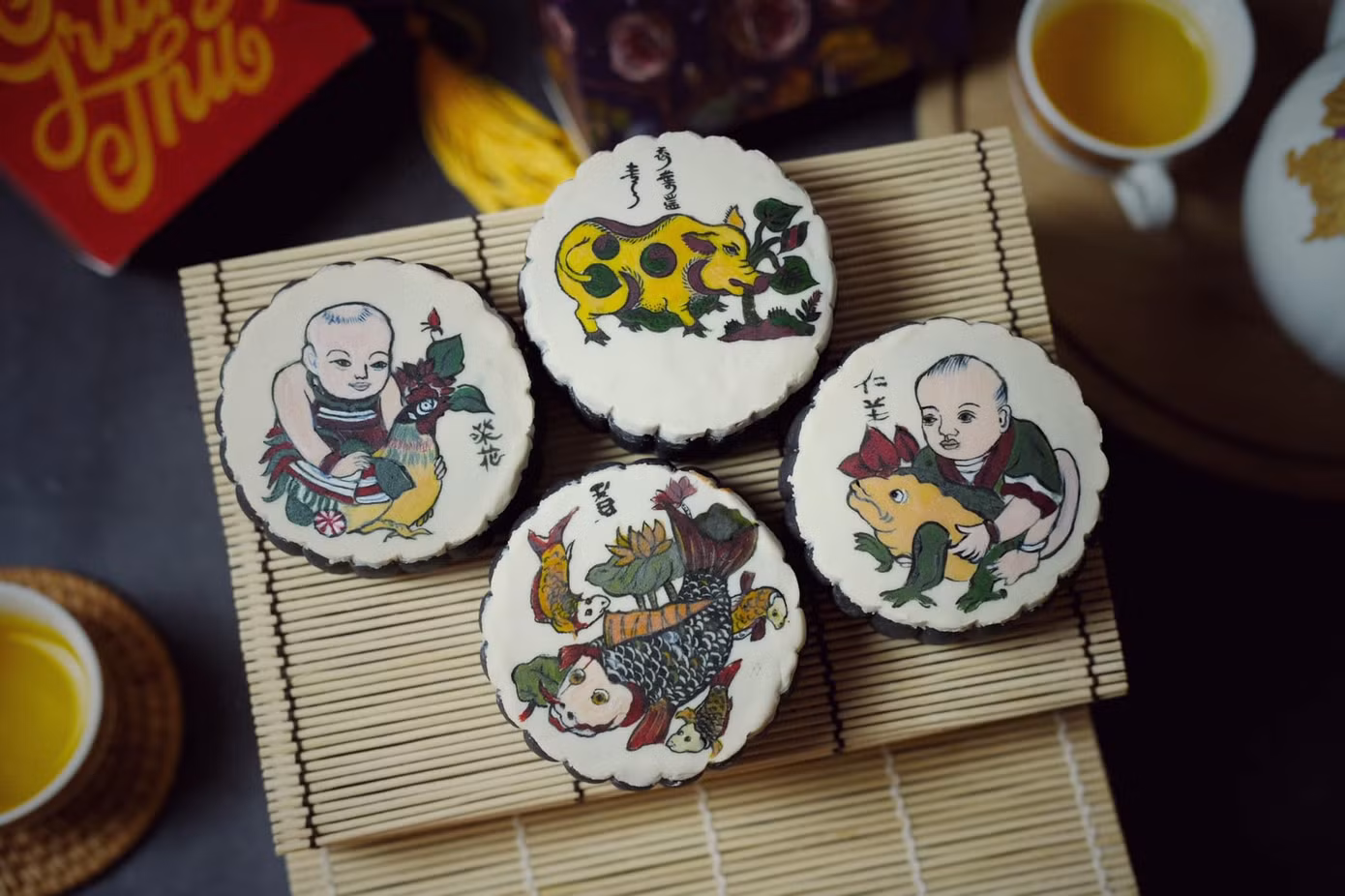 Bánh được trang trí bằng những bức tranh Đông Hồ. Ảnh: NVCC