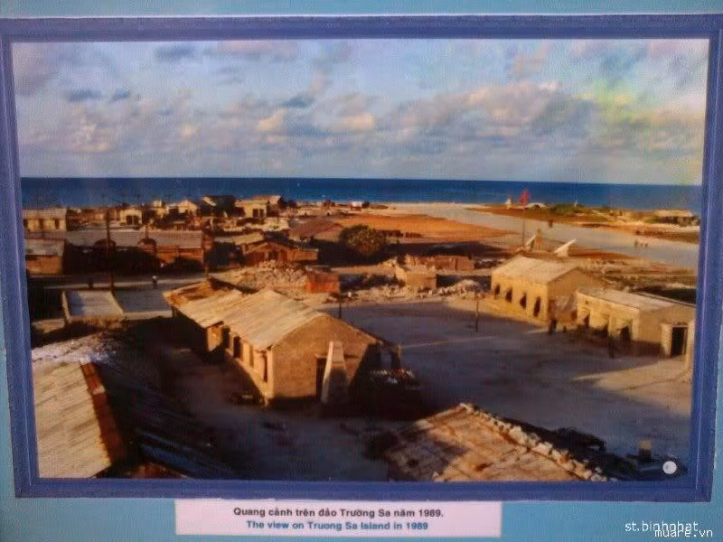 Trường Sa 1989, có nhiều nhà kiên cố và khang trang hơn, có sân bay và lác đác vài cái cây. Tỏ ra là một nơi có thể sống tốt được