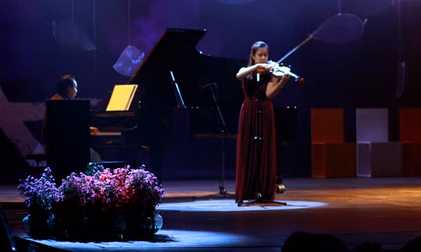 Không gian trình diễn đẫm trong tiếng nhạc du dương của piano và violin