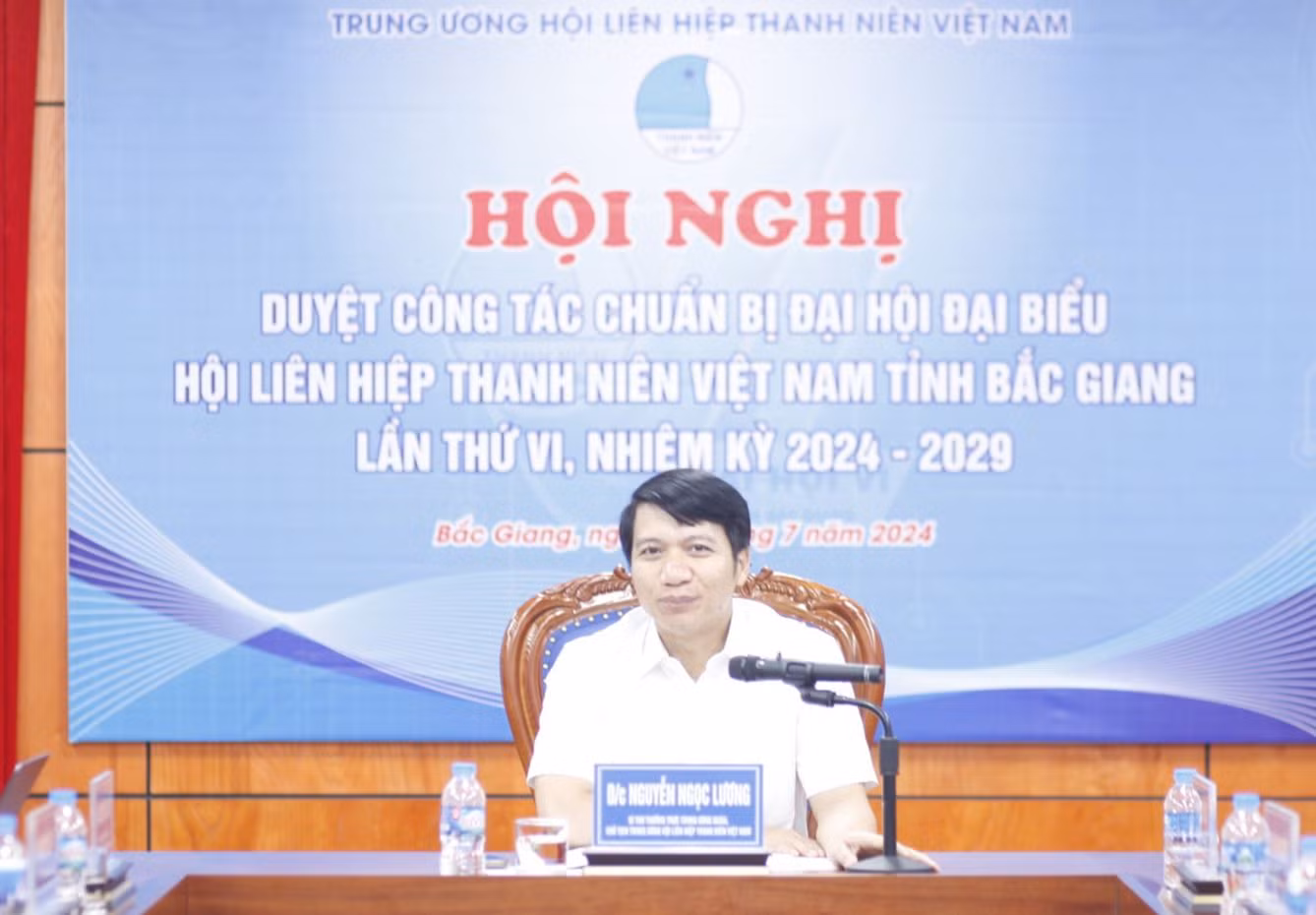 Bí thư Thường trực Trung ương Đoàn, Chủ tịch Hội LHTN Việt Nam Nguyễn Ngọc Lương duyệt công tác chuẩn bị Đại hội Hội LHTN tỉnh Bắc Giang lần thứ VI, nhiệm kỳ 2024 – 2029. Ảnh: Nguyễn Thắng