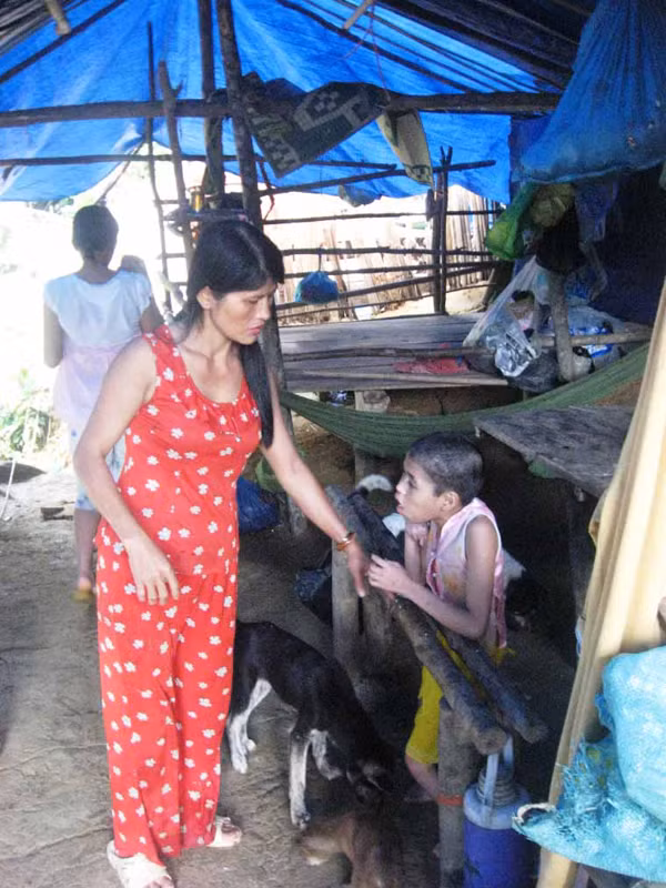 Chị Luyến sống gần hết cuộc đời bên đứa con tật nguyền ở bãi vàng. Ảnh: Nguyễn Thành