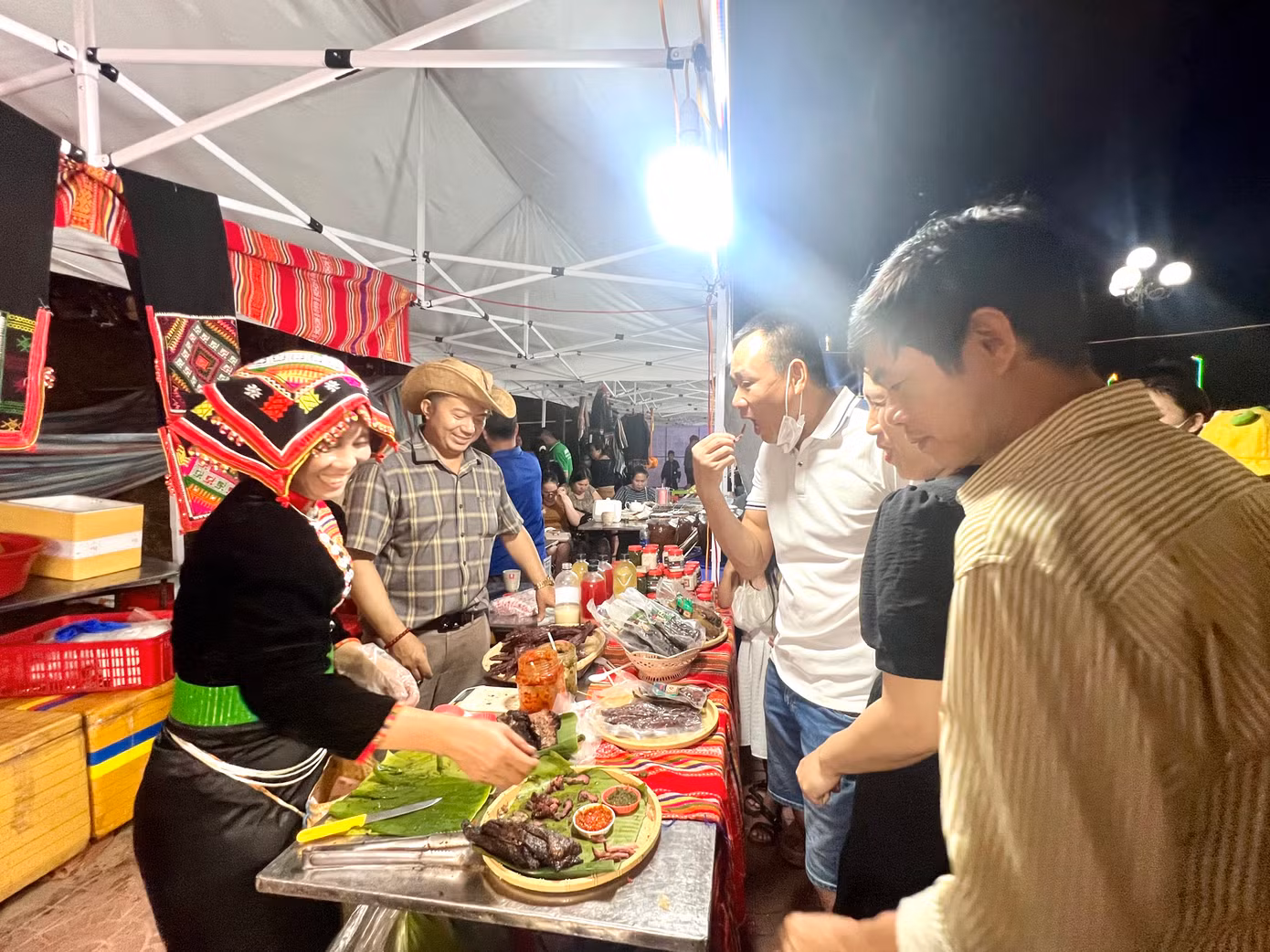 Du khách thưởng thức các món ăn do người tộc Thái ở TP Buôn Ma Thuột (Đắk Lắk) mang đến. Du khách thưởng thức các món ăn do người tộc Thái ở TP Buôn Ma Thuột (Đắk Lắk) mang đến.
