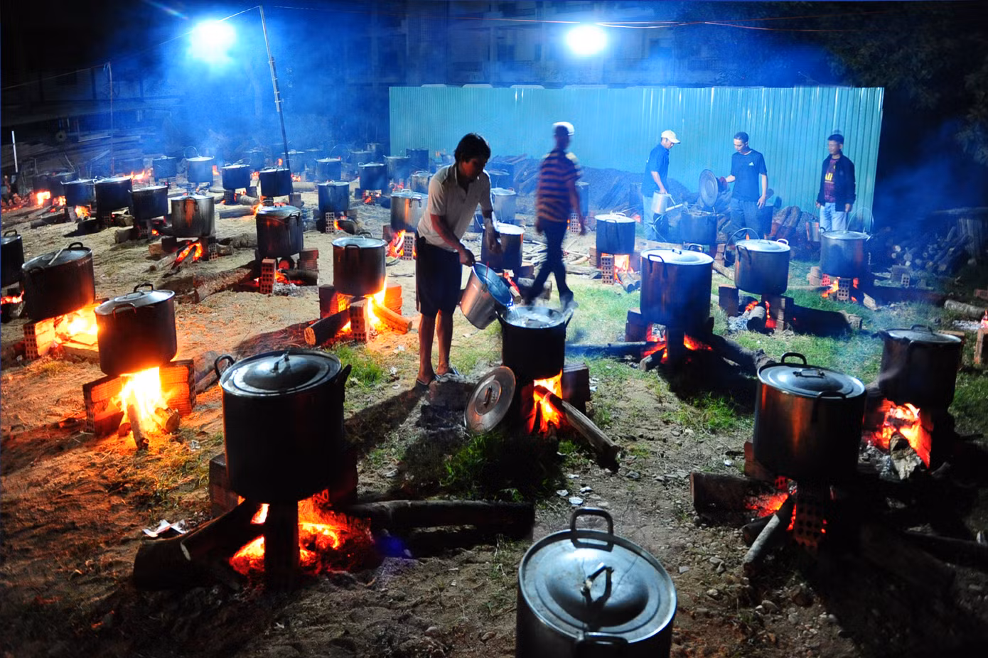 Những nồi bánh chưng của nhân dân thôn Kon H'ra Chót (phường Thống Nhất). Những nồi bánh chưng của nhân dân thôn Kon H'ra Chót (phường Thống Nhất).