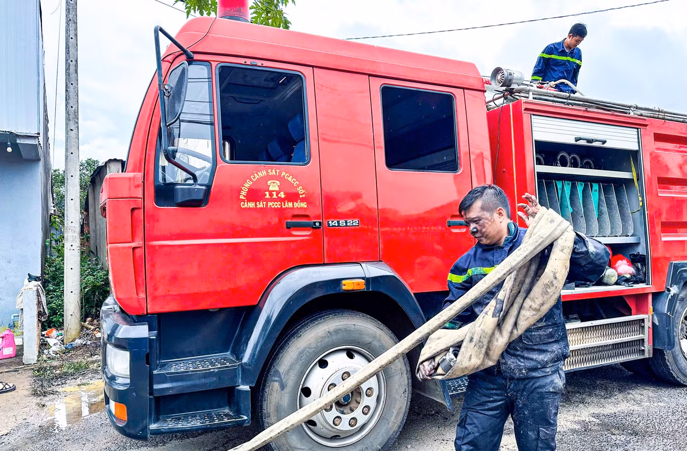 Các lực lượng chức năng đang tiếp tục nỗ lực dập tắt hoàn toàn đám cháy. Các lực lượng chức năng đang tiếp tục nỗ lực dập tắt hoàn toàn đám cháy.