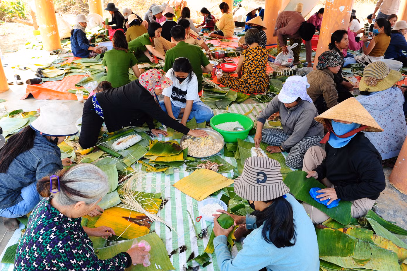 Không khí rộn ràng, tiếng nói cười vui vẻ. Không khí rộn ràng, tiếng nói cười vui vẻ.