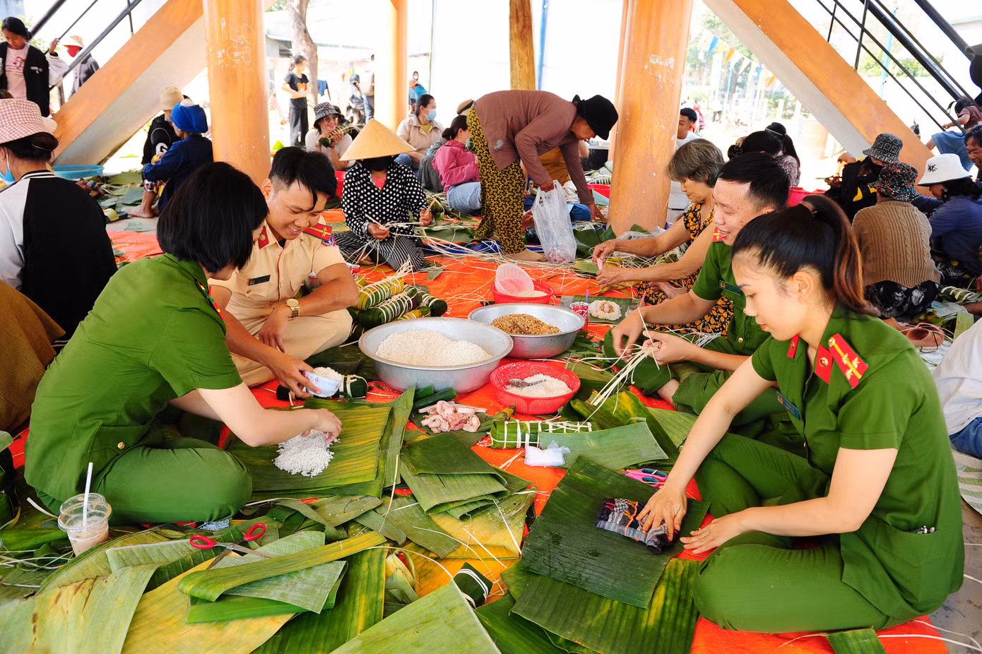 Chiến sỹ công an tích cực tham gia cùng dân làng. Chiến sỹ công an tích cực tham gia cùng dân làng.