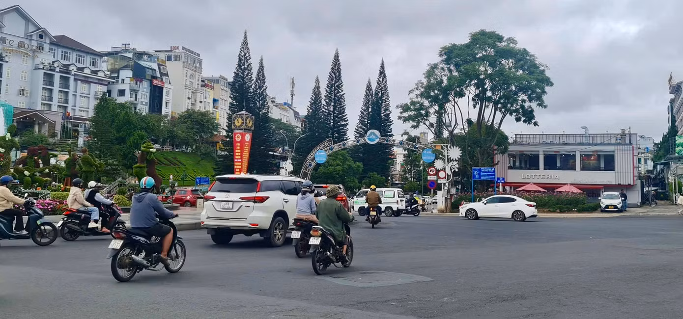 Đường phố Đà Lạt sáng 30/8.