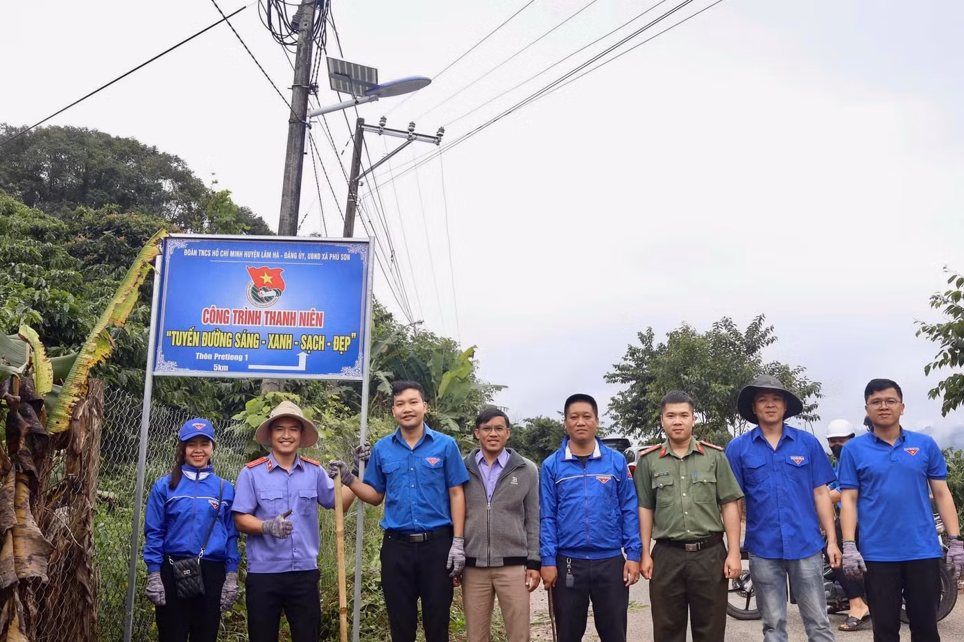 Tuổi trẻ Lâm Hà chung tay xây dựng tuyến đường “Sáng – xanh – sạch – đẹp”.