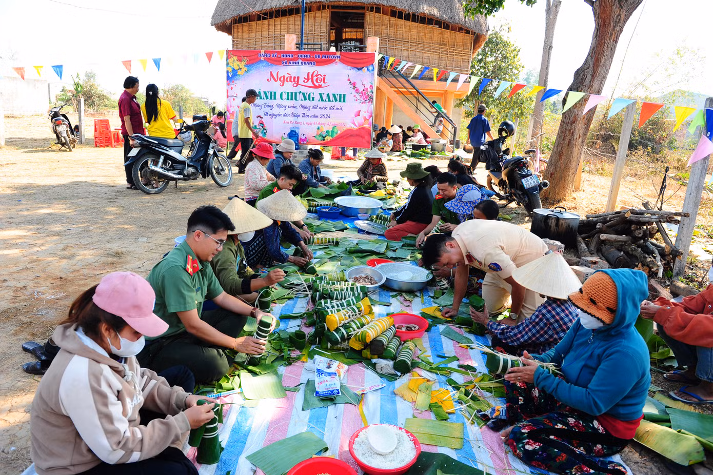 Tổ chức gói bánh và nấu bánh, tập trung tại Nhà rông văn hóa thôn Kon Rơ Bang 1 (xã Vinh Quang, TP.Kon Tum). Tổ chức gói bánh và nấu bánh, tập trung tại Nhà rông văn hóa thôn Kon Rơ Bang 1 (xã Vinh Quang, TP.Kon Tum).