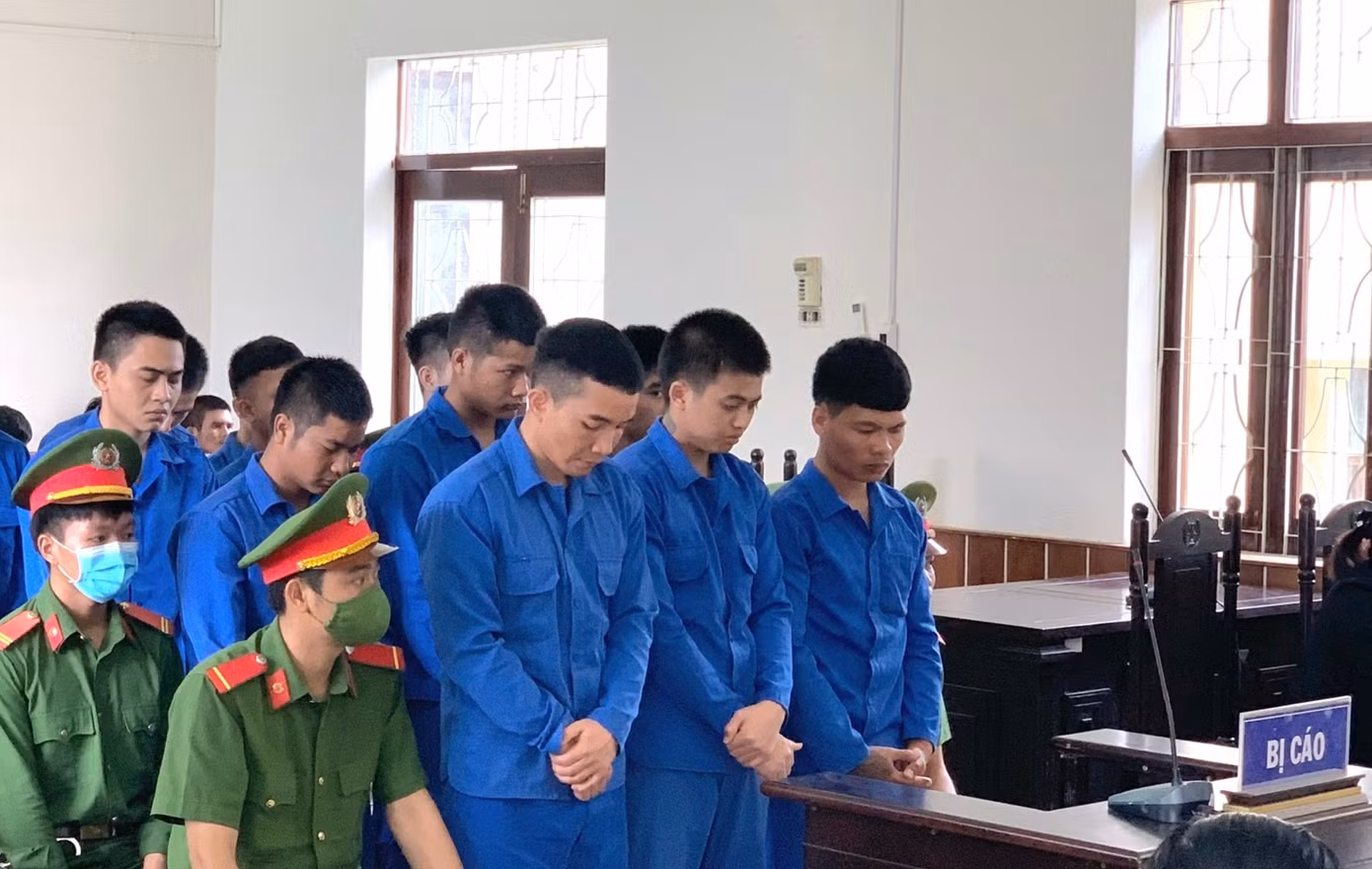 Nhóm thanh niên tại buổi xét xử