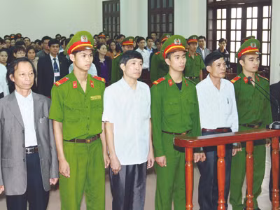 Các bị cáo tại tòa sáng 8/4. Ảnh: TTXVN