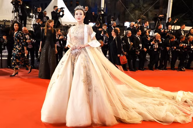 Sao ‘Tiếu ngạo giang hồ’ xấu hổ vì bỏ hơn 300 triệu mua vé đến Cannes ảnh 2